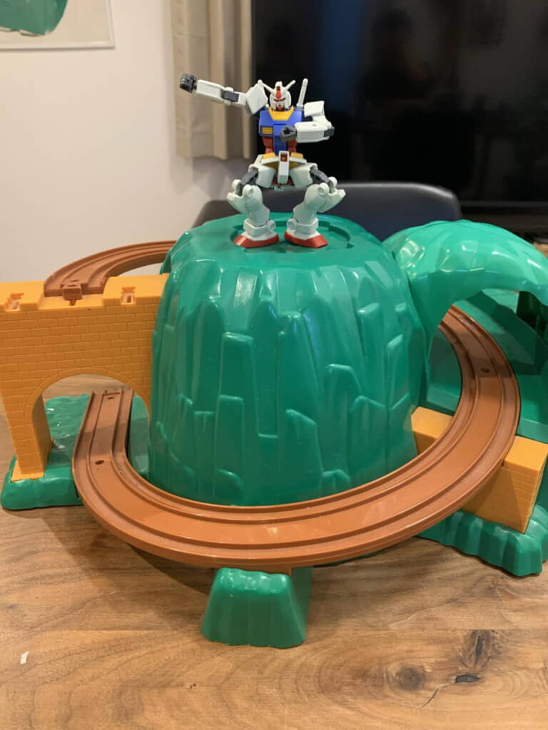 プラレールの上でポージング