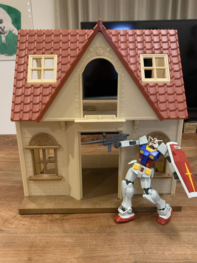 シルバニアファミリーのお家に銃向けてる!?