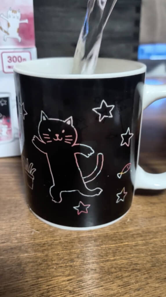 熱い飲み物を入れると……