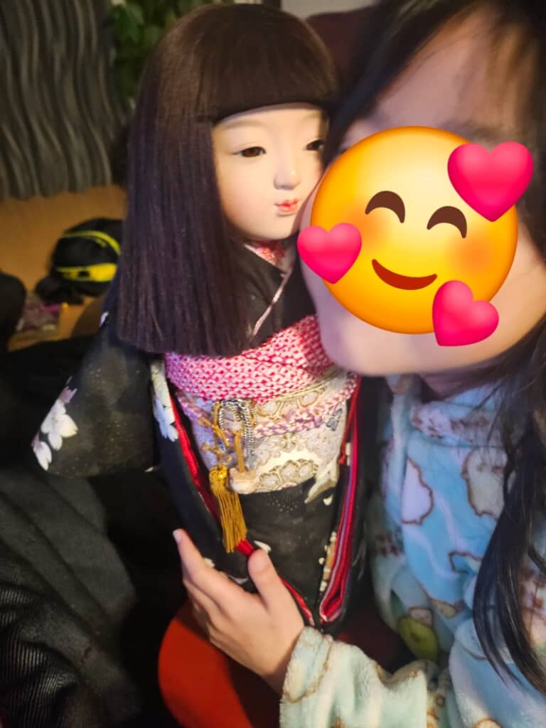 ちょっとはにかんでいるようにも見える市松人形