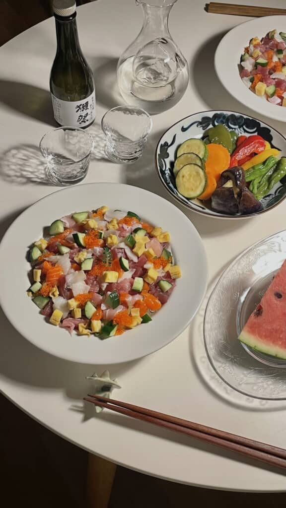 ちらし寿司と夏野菜の浅漬けには獺祭
