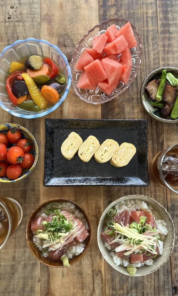 海鮮丼と卵焼きなどが彩り豊か