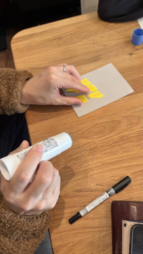 応募するために台紙に貼り付けているひろこさん