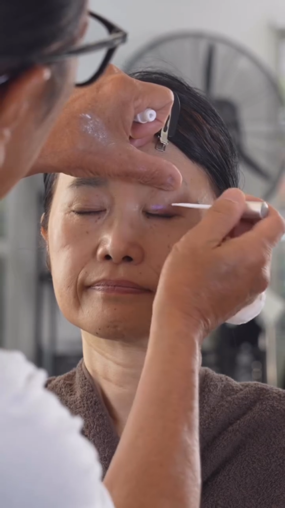 つけまつげ用の接着剤で二重ラインを作る