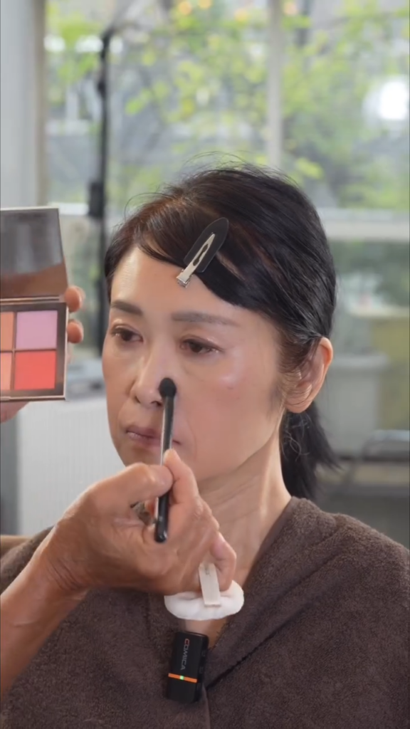 ブラシを変えて色をのせていく