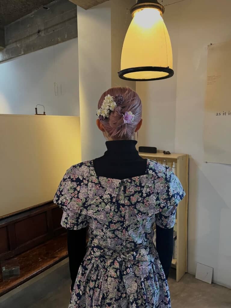 後ろでまとめた髪には華やかにお花を付けて