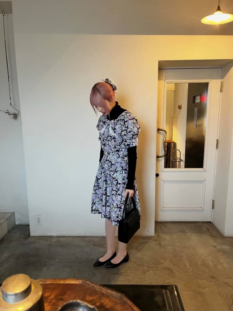 靴とバッグも黒で揃えていました