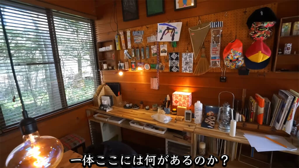 書斎にはさまざまなアイテムや古い雑誌が