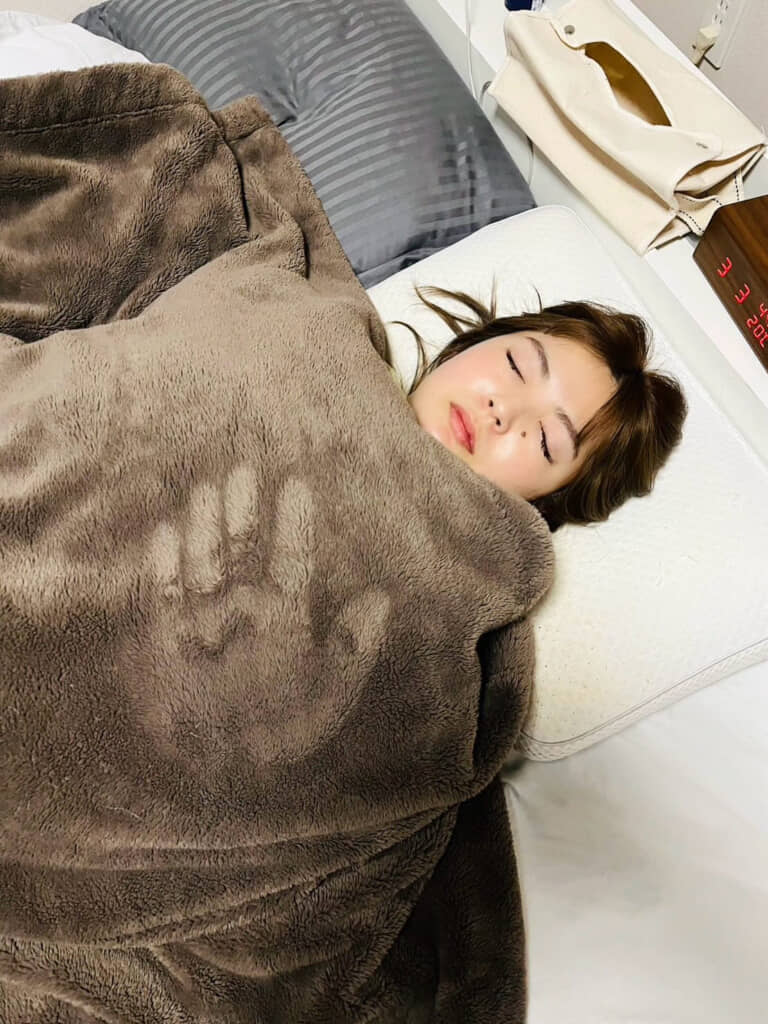 手がでかすぎる……！