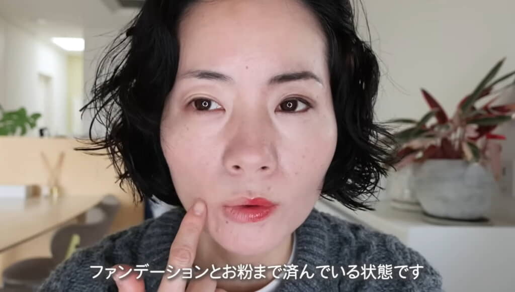 左側はベースのみ、右側は老け見えのフルメイク済みの状態です