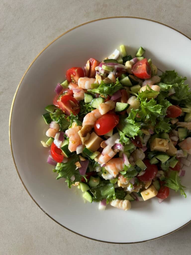 色鮮やかで具材が細かく刻まれたサラダ