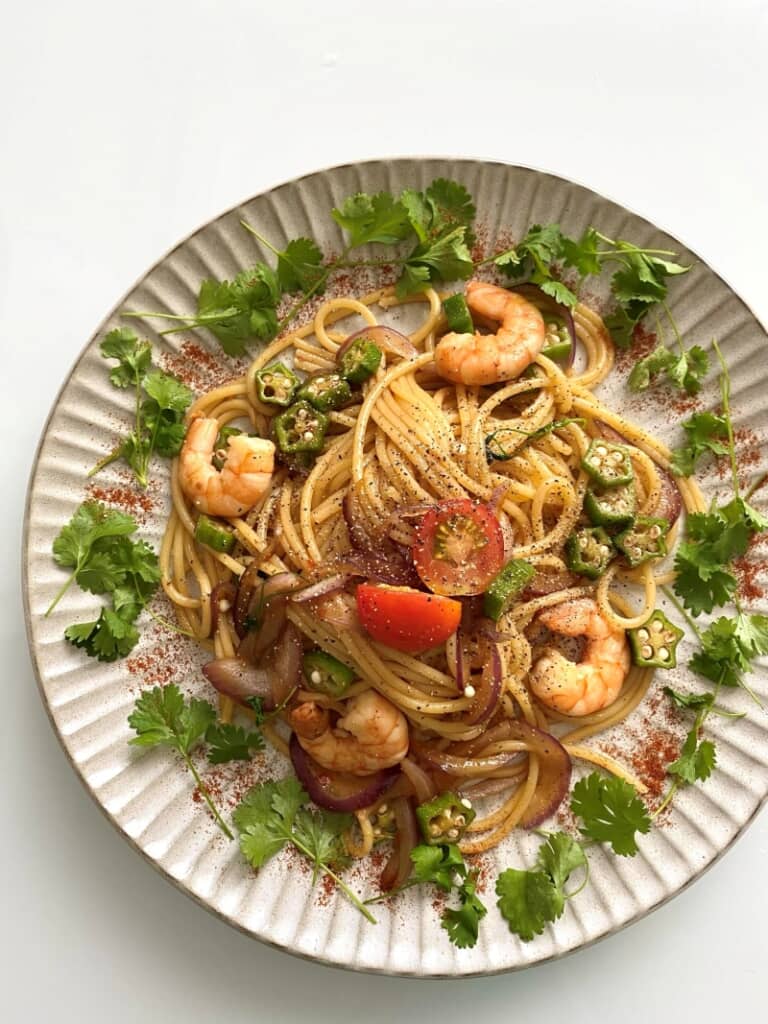 エビとパクチーのエスニックパスタはカレー粉が隠し味