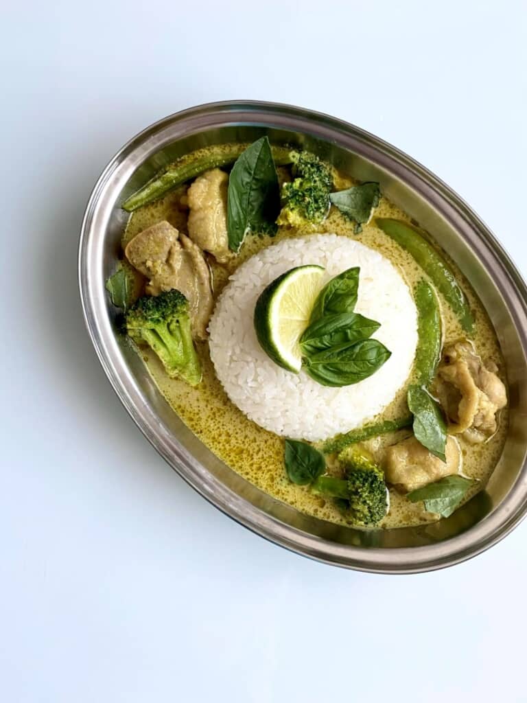 盛り付けにもセンスを感じるグリーンカレー