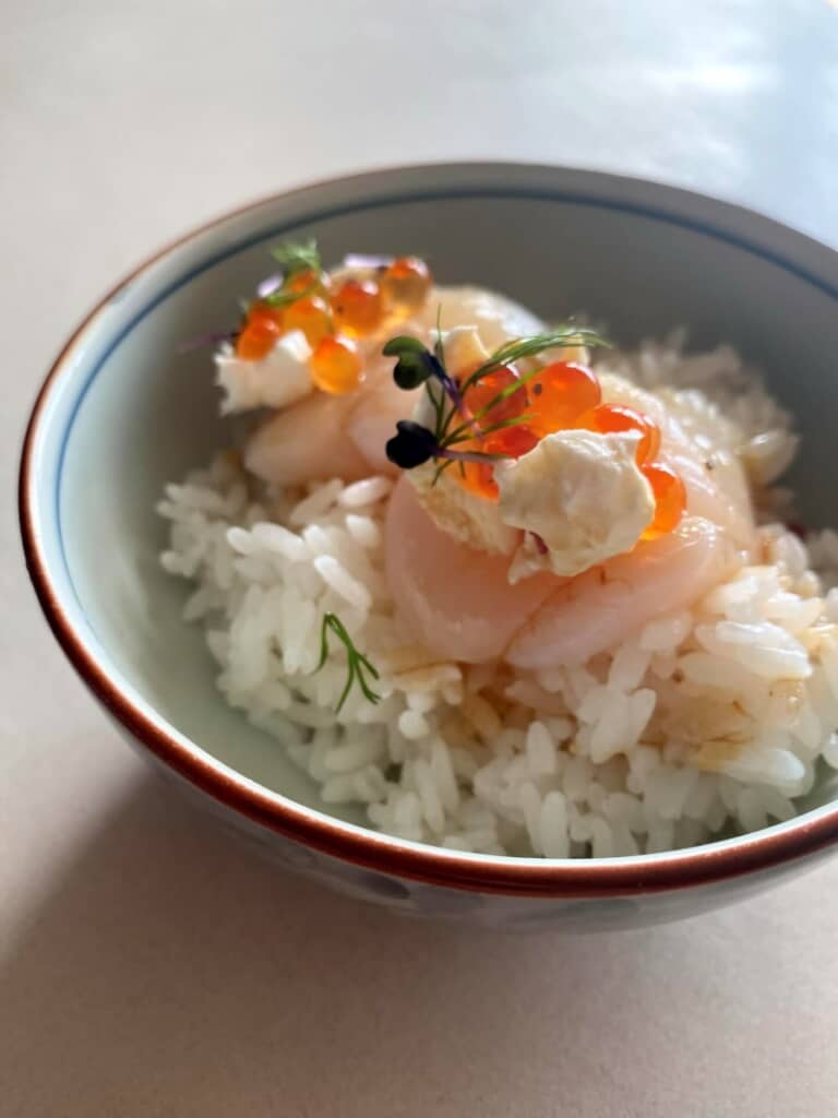 ご飯の上に乗せたホタテとクリームチーズ