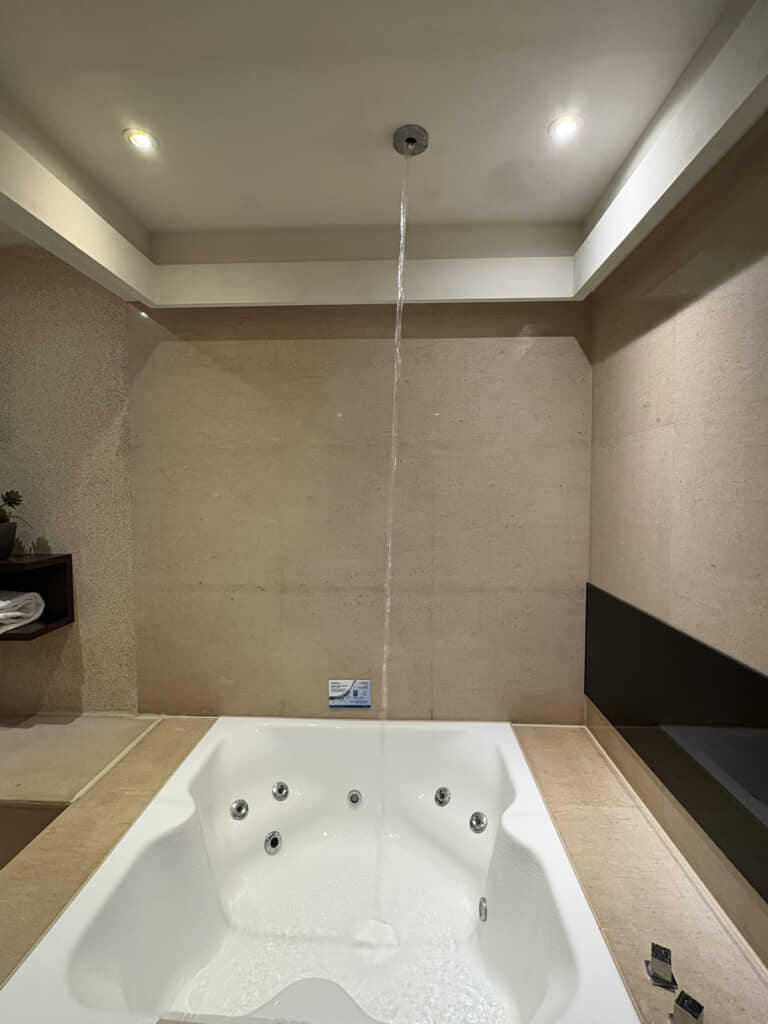 天井からお湯が……!?