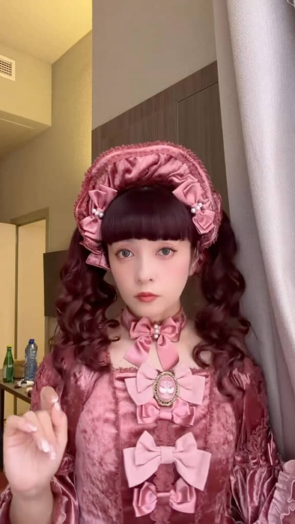 全身ピンクのロリータ姿に!
