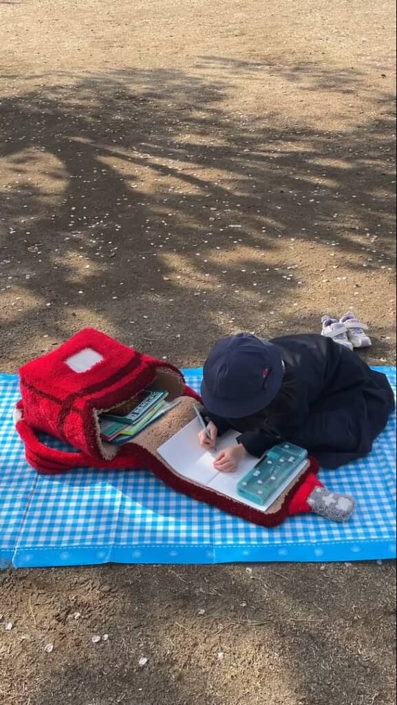 ランドセルの上でお勉強