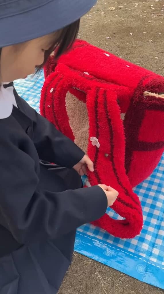 桜の花びらを飾ります