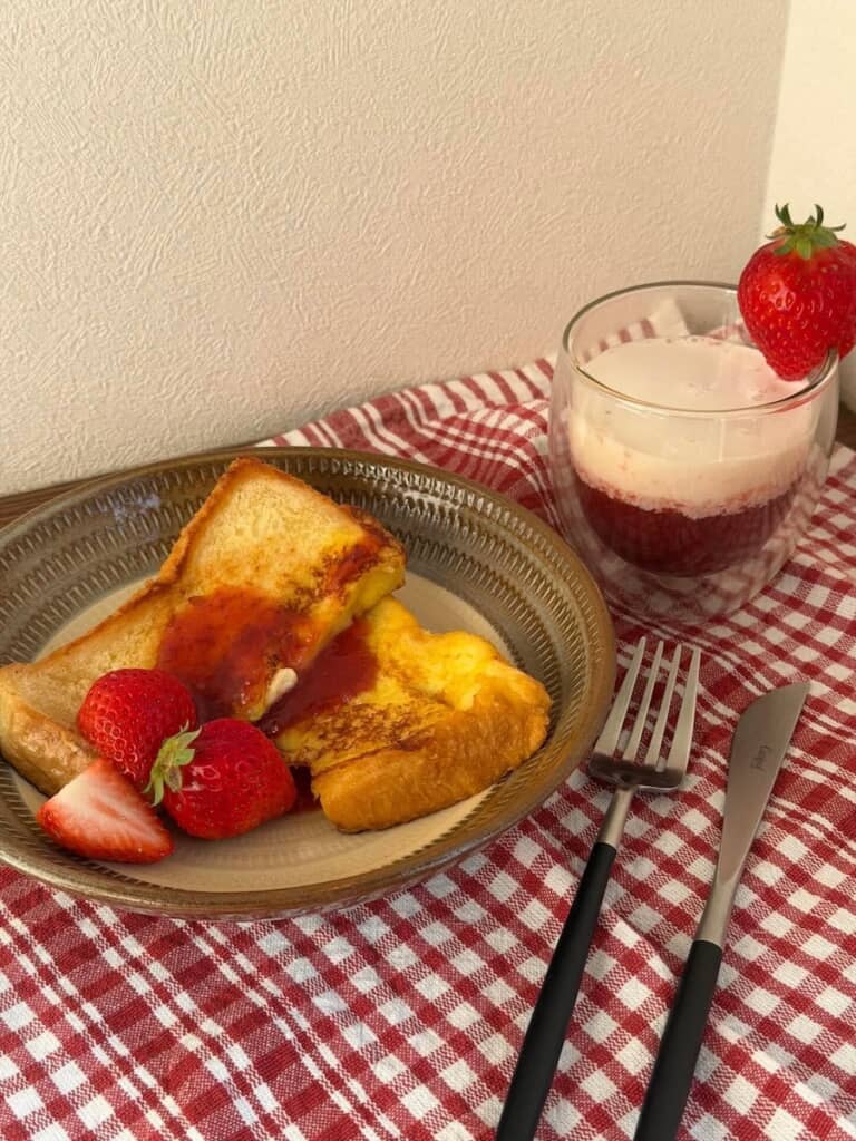 いちごを添えたフレンチトーストと、いちごのドリンク