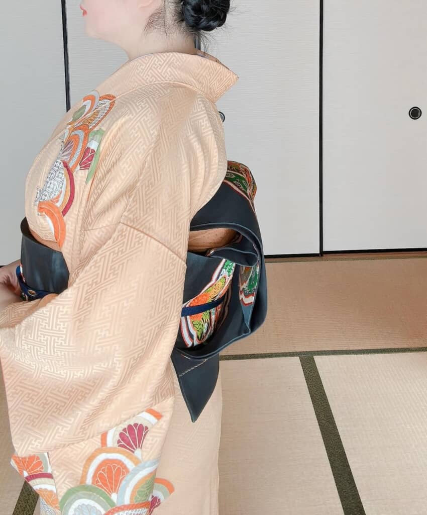 美しいツヤのある紗綾形の地紋