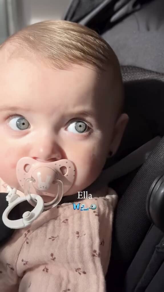 娘さんの瞳の色は、美しいグレー！