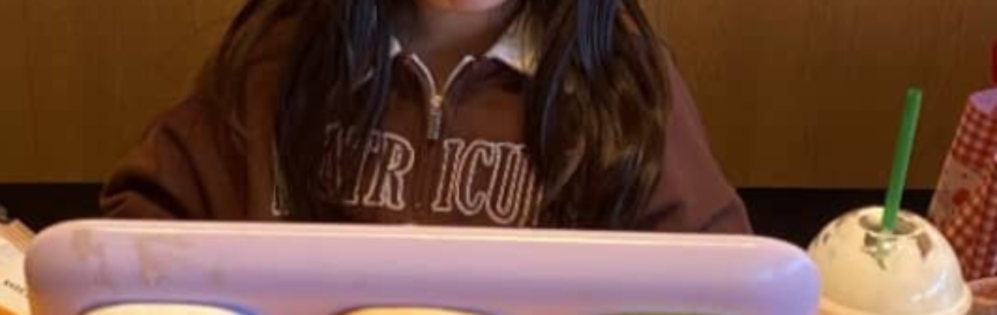 小学生の娘「スタバでパソコンしたいんよ!」→連れていくと…… まさかの姿に「シゴデキですな」「これは許す!」(1/3) | 育児 ねとらぼ