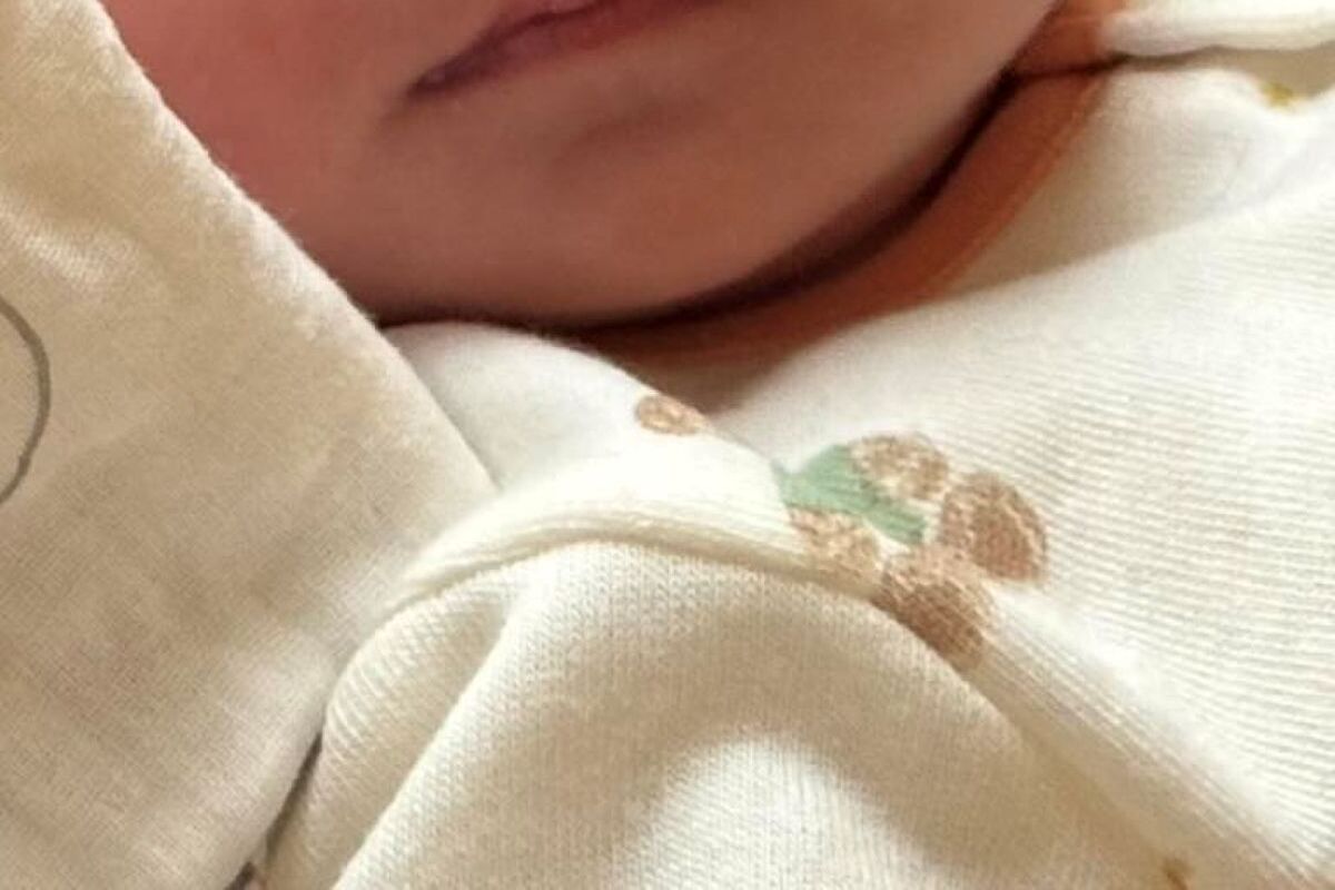 「男の子に間違われる」生後1カ月娘→まさかの姿に「こんな綺麗な赤ちゃん見たことない」「将来は宝塚かな」 | 育児 ねとらぼ