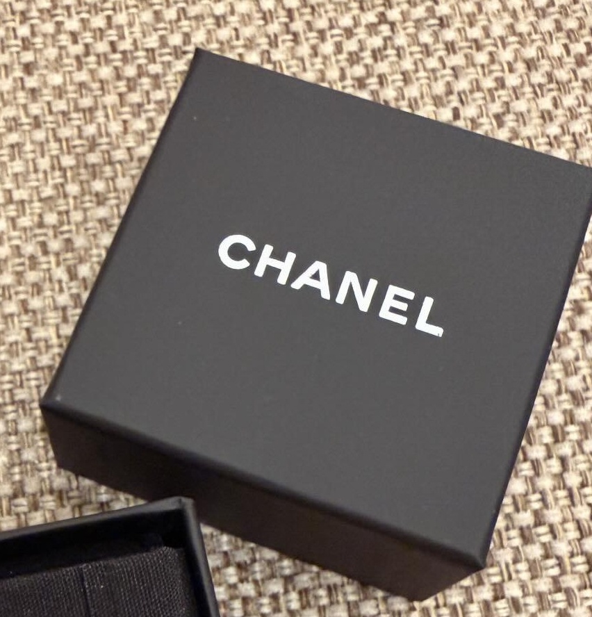 夫が発売日に買ってきたシャネルとは……？