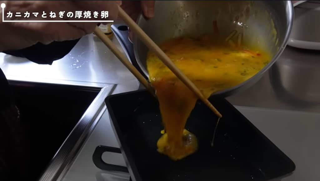 カニカマとネギ入りの厚焼き玉子