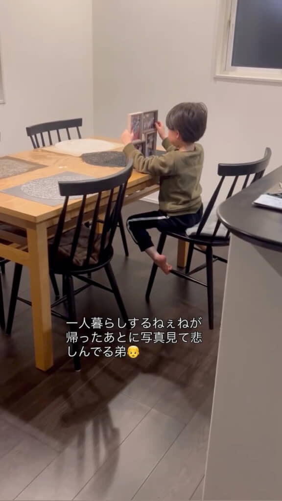 何かをじっと見ているしーくん