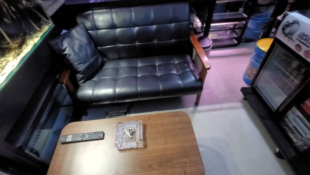 超巨大水槽の前に置いてあるイスとその近くにある冷蔵庫