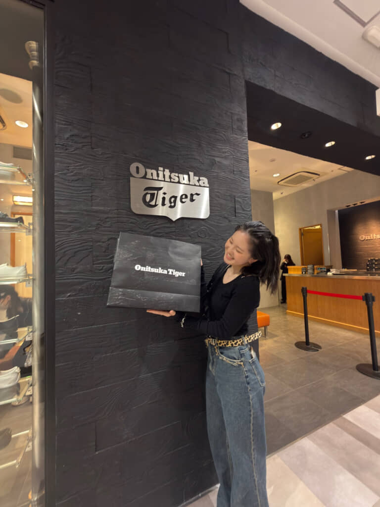 ご褒美のスニーカーを買ってもらってご満悦