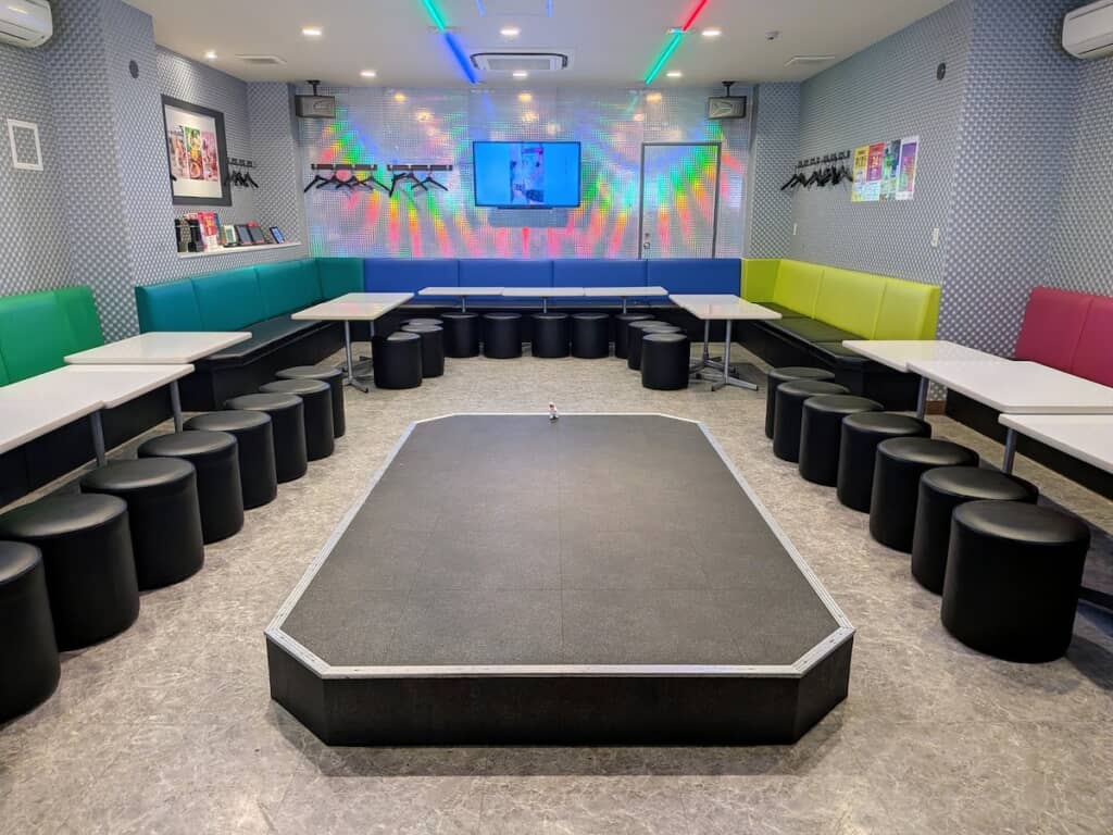 店員に案内されたライブ会場のような大部屋