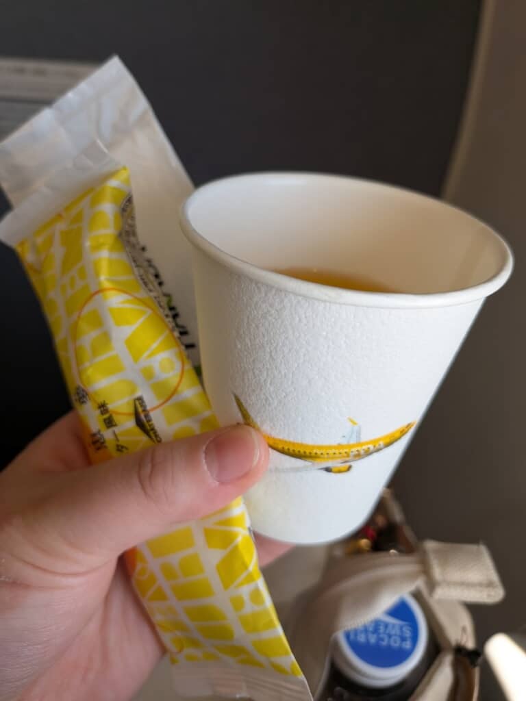メンバーカラーに対応した紙コップで機内サービスをしてくれました！