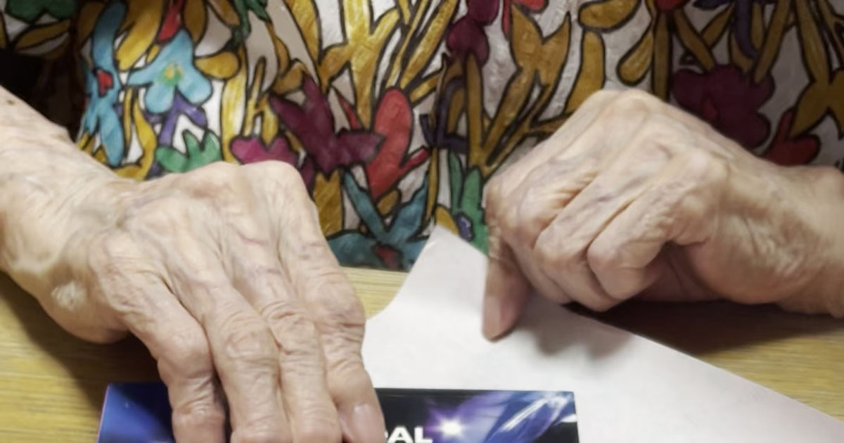 高島屋に10年勤めた91歳おばあちゃん→CD2枚をラッピングしたら……　まさかの仕上がりに「待ってすごい笑」「メルカリで無双できる」（1/3） | ライフスタイル ねとらぼ