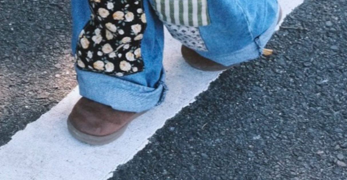 2歳娘のためにママが100均の毛糸8玉を編んでいくと……　目を引くお出かけアイテムに「腕とアイデアの勝利」「超絶全てがかわいい」（1/3） | 編み物 ねとらぼ