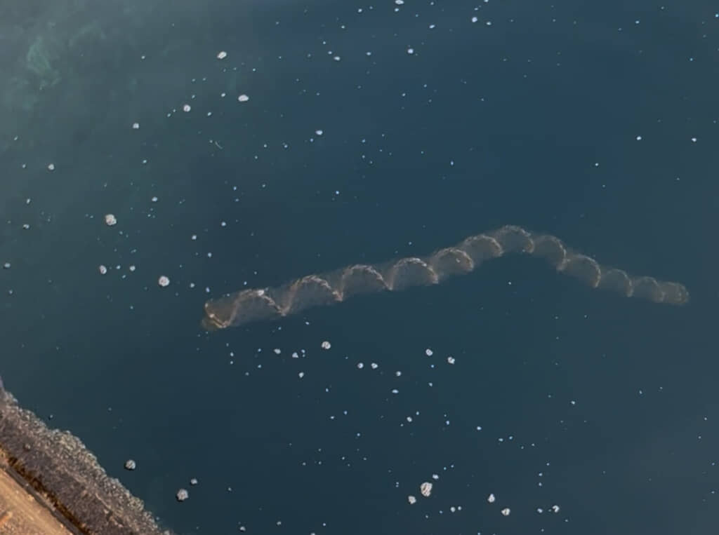 回りながら進むらせん状の物体。理髪店のポールっぽくもある