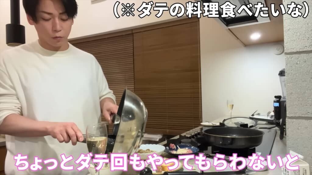 実家のキッチンに立つ亀梨和也