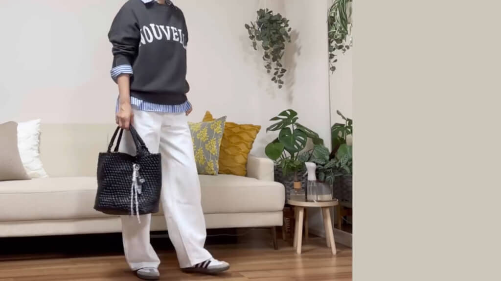 トップスのロゴ部分のカラーとボトムスの白色をリンクさせたコーデ