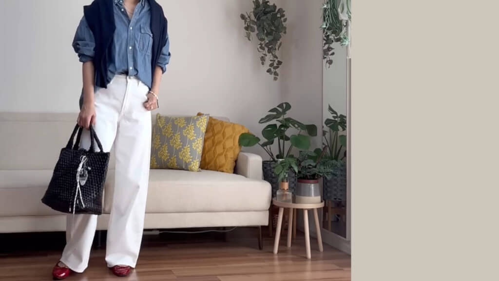 ネイビーのニットを肩がけしたコーデ