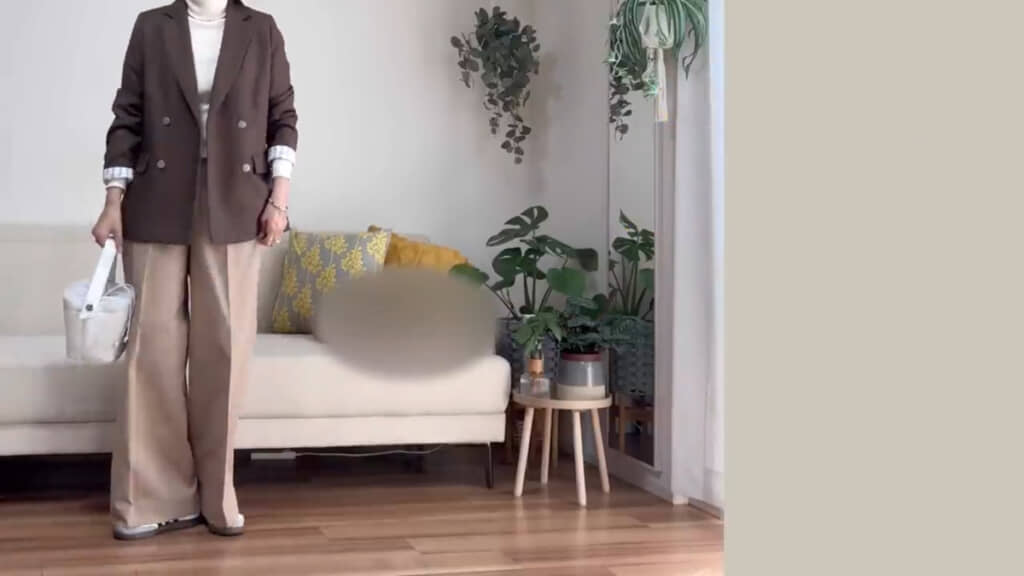 ボトムスを変えて減らした白色の分はバッグや靴で補う