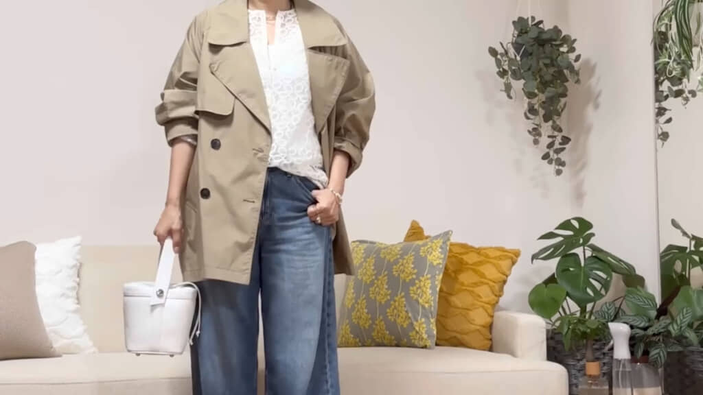 ジャケットからのぞくレース素材のアイテムが春らしさを演出