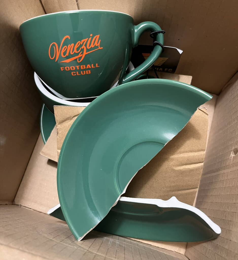 思いっきり割れてる……