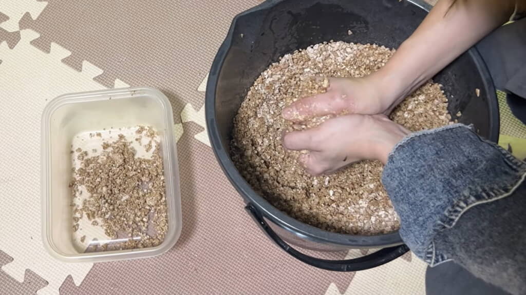 水分を絞って容器に移します