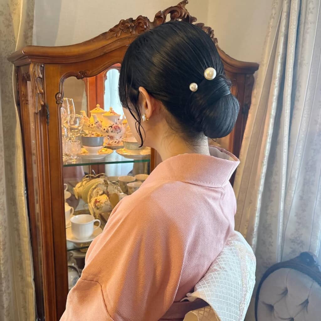 美しく結いあげた髪型もすてき