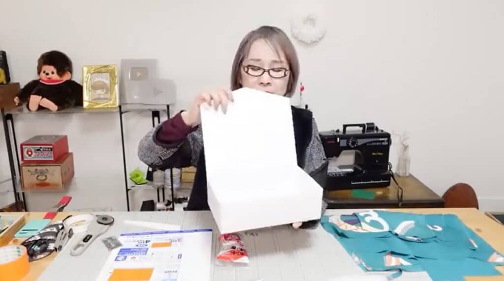 ダイソーの紙箱を使います