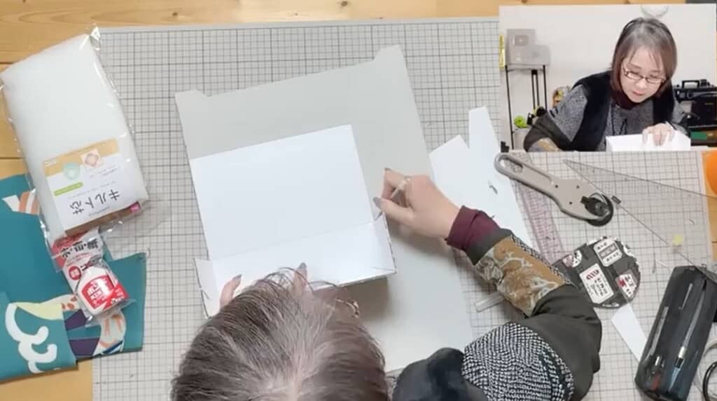 紙箱を置いてサイズを写し取ります