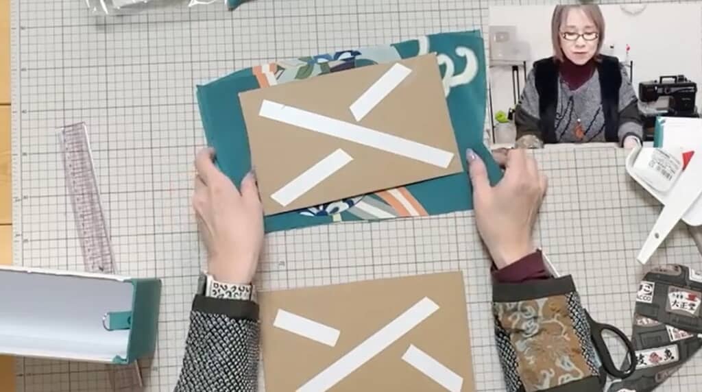 厚紙にキルト芯を貼ってハギレで包みます