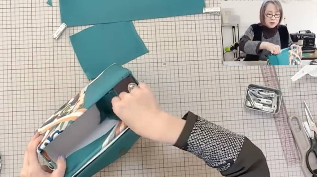 内側のパーツを貼っていきます