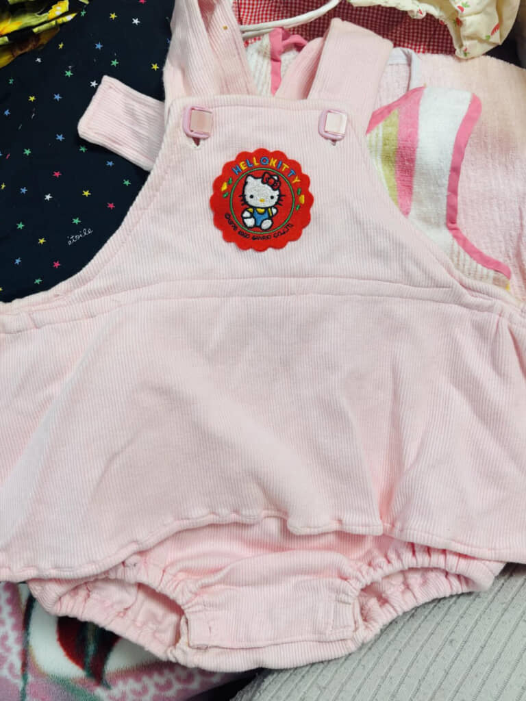 ピンクのコーデュロイロンパース